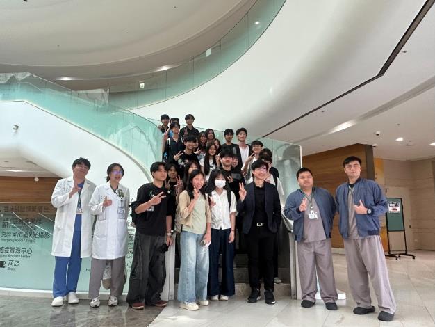 臺大醫工系林頌然主任帶領大學部一年級學生至臺大醫院癌醫中心分院進行臨床實習活動